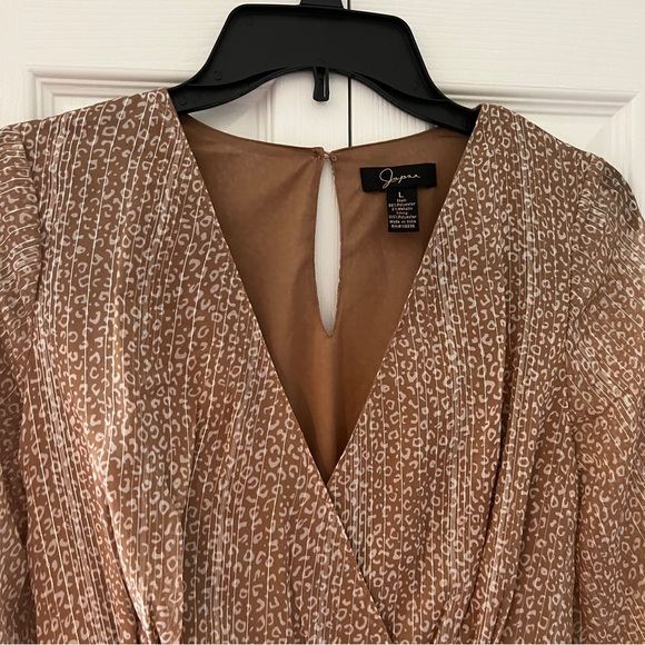 V-neck dress smocked back, tiered skirt, back tie, leopard print in junior large - Picture 2 of 11